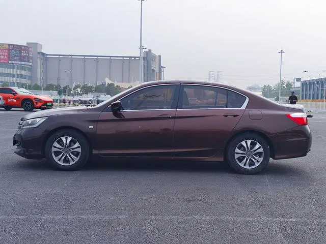 Honda Accord 2014 2.0L LX Комфорт-версия экстерьер фото 5