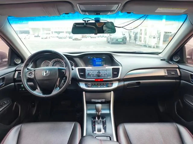 Honda Accord 2014 2.0L LX Комфорт-версия интерьер фото 14