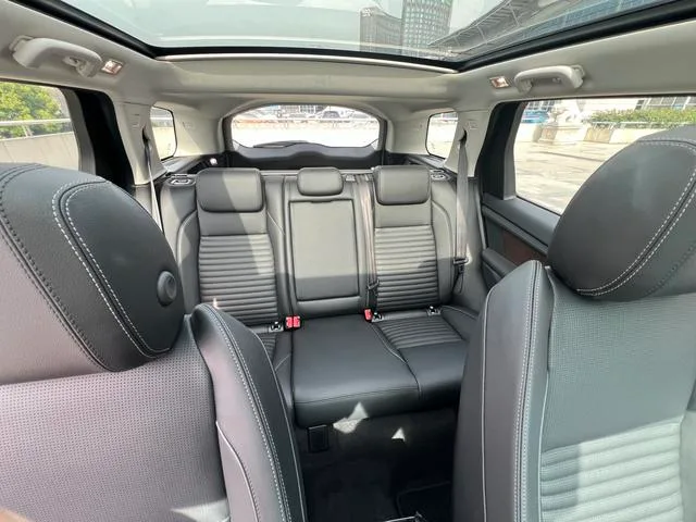 Land Rover Discovery Sport 2024 249PS R-Dynamic SE Performance Technology Edition 5 seat interior photo 9