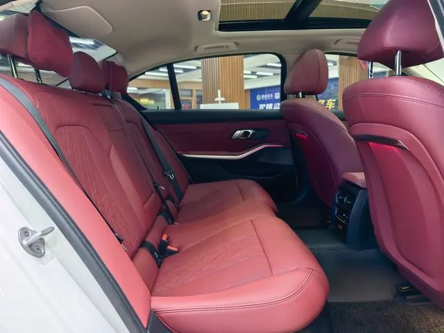 BMW 3 Series 2025 325Li M Sports suit interior photo 15