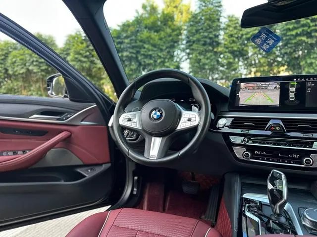 BMW 5 Series 2023 530Li Líder M Conjunto deportivo exterior foto 8 BMW 5 Series 2023 530Li Líder M Conjunto deportivo exterior foto 8
