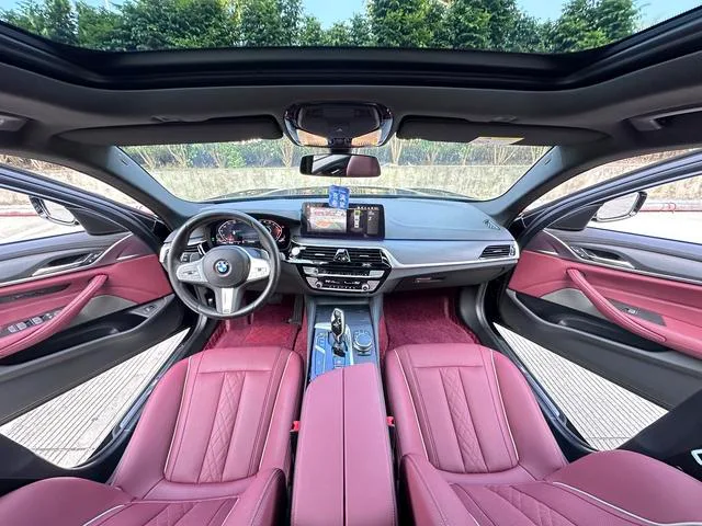BMW 5 Series 2023 530Li Líder M Conjunto deportivo interior foto 10 BMW 5 Series 2023 530Li Líder M Conjunto deportivo interior foto 10