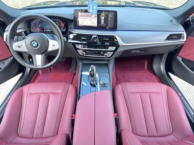 BMW 5 Series 2023 530Li Líder M Conjunto deportivo interior foto 11 BMW 5 Series 2023 530Li Líder M Conjunto deportivo interior foto 11