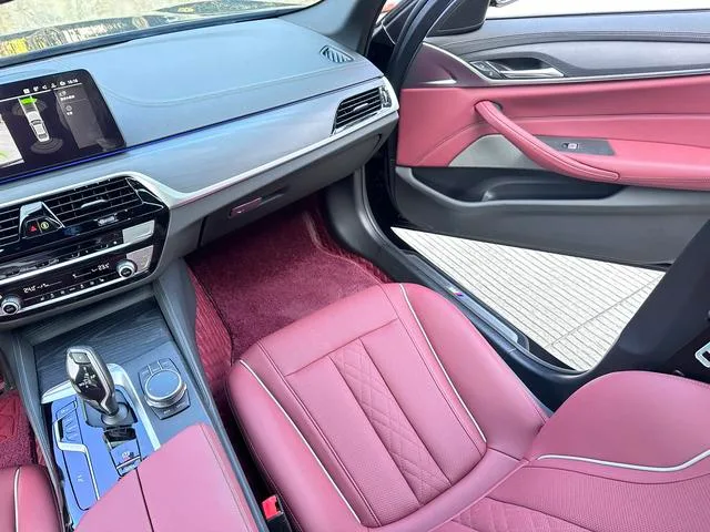 BMW 5 Series 2023 530Li Líder M Conjunto deportivo interior foto 12 BMW 5 Series 2023 530Li Líder M Conjunto deportivo interior foto 12