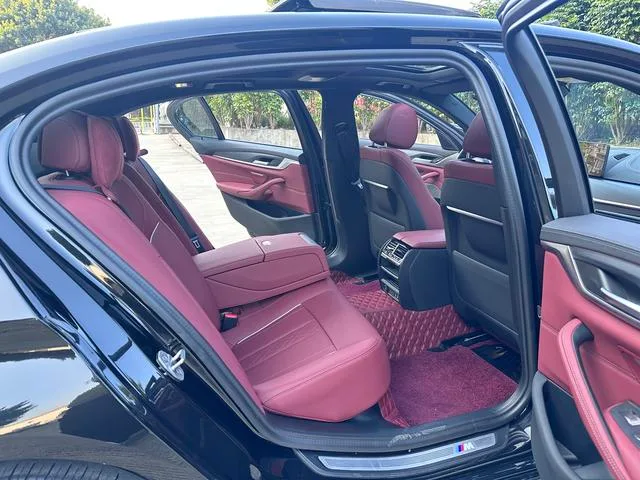 BMW 5 Series 2023 530Li Líder M Conjunto deportivo interior foto 18 BMW 5 Series 2023 530Li Líder M Conjunto deportivo interior foto 18