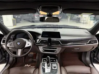 BMW 7 Series 2022 740Li Type de luxe M Ensemble de sport intérieur photo 9