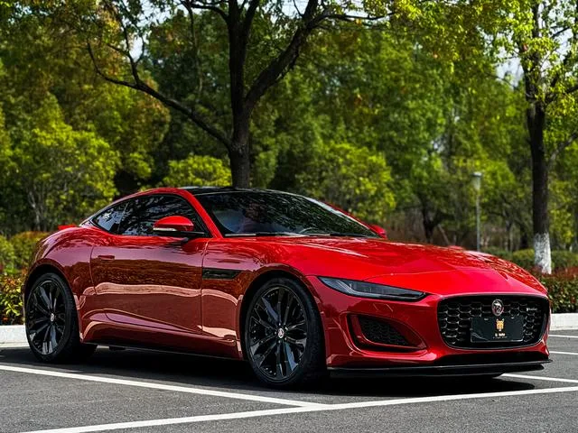 Jaguar F-TYPE 2023 P300 Hardtop version R-DYNAMIC BLACK exterior photo 4