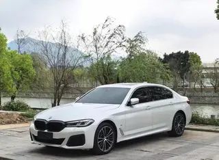 BMW 5 Series 2022 530Li Líder M Conjunto deportivo