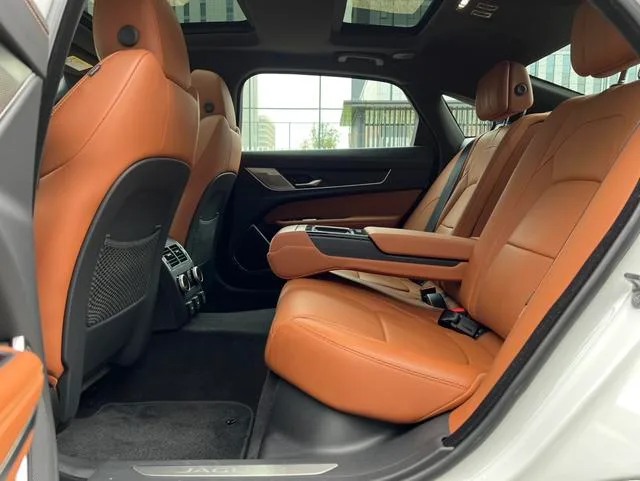Jaguar XFL 2024 2.0T P300 Four-wheel drive flagship sports gold-plated version interior photo 8 Jaguar XFL 2024 2.0T P300 Four-wheel drive flagship sports gold-plated version interior photo 8