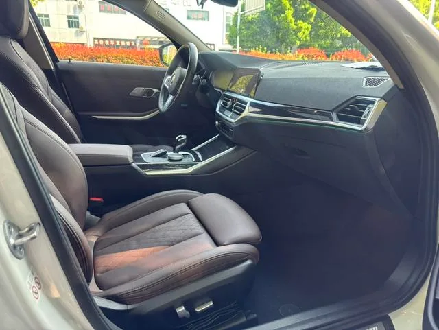BMW 3 Series 2022 325Li M Спортивный костюм интерьер фото 10 BMW 3 Series 2022 325Li M Спортивный костюм интерьер фото 10