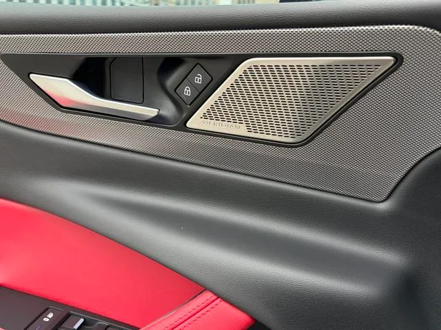 Jaguar XEL 2025 2.0T 250PS R-DYNAMIC 90 Anniversary Collector’s Edition interior photo 13 Jaguar XEL 2025 2.0T 250PS R-DYNAMIC 90 Anniversary Collector’s Edition interior photo 13