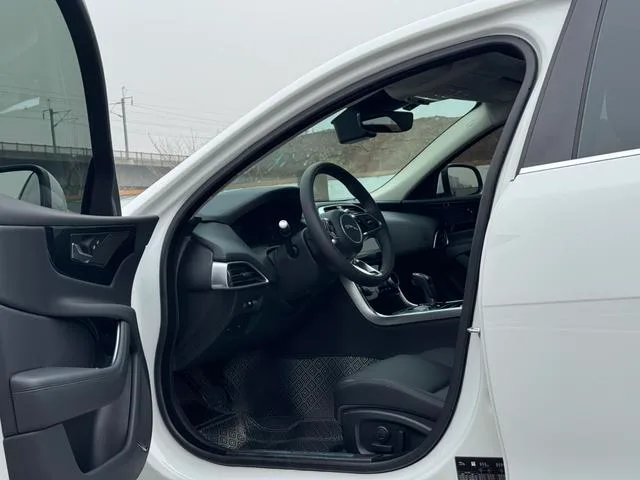 Jaguar XEL 2021 2.0T 250PS S Enterprising Elegant Edition interior photo 11 Jaguar XEL 2021 2.0T 250PS S Enterprising Elegant Edition interior photo 11