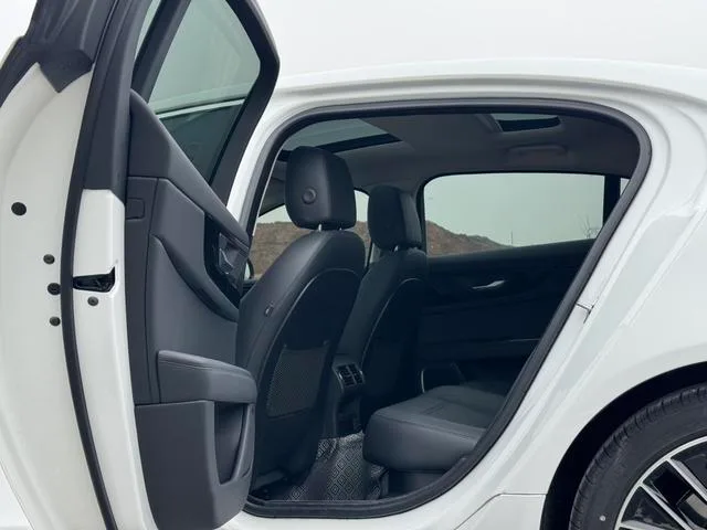 Jaguar XEL 2021 2.0T 250PS S Enterprising Elegant Edition interior photo 12 Jaguar XEL 2021 2.0T 250PS S Enterprising Elegant Edition interior photo 12