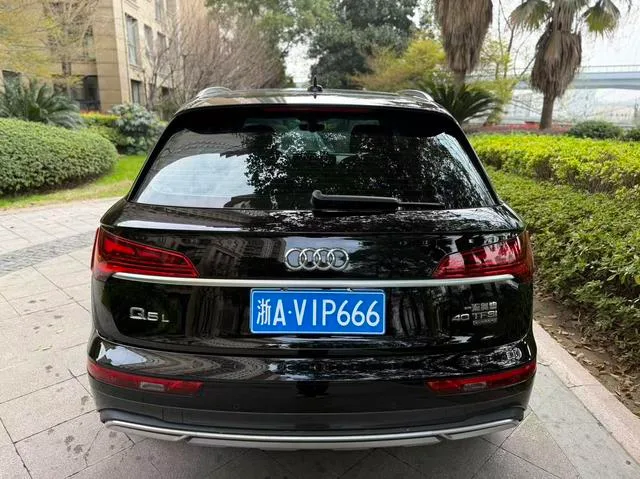Audi Q5L 2024 40TFSI Lujo y elegante exterior foto 6 Audi Q5L 2024 40TFSI Lujo y elegante exterior foto 6
