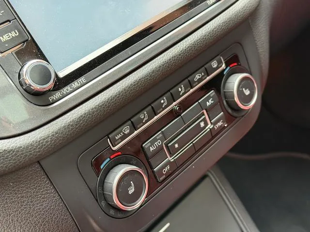 Volkswagen Tiguan 2012 2.0TSI Luxury Edition interior photo 13 Volkswagen Tiguan 2012 2.0TSI Luxury Edition interior photo 13