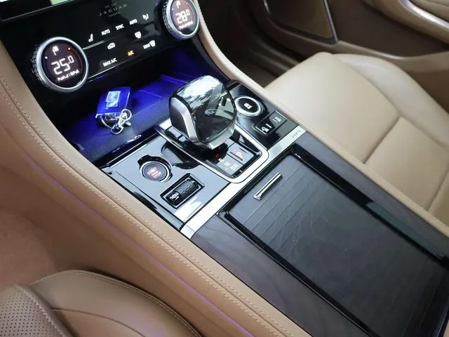 Jaguar XFL 2024 2.0T P250 Two-wheel drive exclusive deluxe edition interior photo 13 Jaguar XFL 2024 2.0T P250 Two-wheel drive exclusive deluxe edition interior photo 13