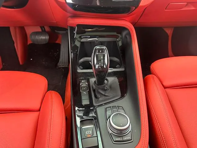 BMW X2 2021 sDrive25i M Спортивный костюм интерьер фото 9