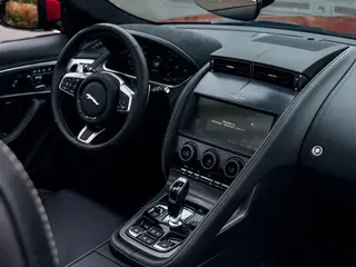 Jaguar F-TYPE 2023 P300 Convertible version R-DYNAMIC BLACK interior photo 13 Jaguar F-TYPE 2023 P300 Convertible version R-DYNAMIC BLACK interior photo 13