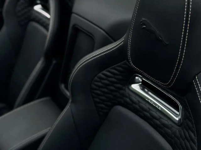 Jaguar F-TYPE 2023 P300 Convertible version R-DYNAMIC BLACK interior photo 16 Jaguar F-TYPE 2023 P300 Convertible version R-DYNAMIC BLACK interior photo 16