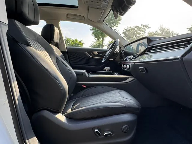 Hongqi HS5 2023 2.0T Flag Collar Pro version interior photo 12 Hongqi HS5 2023 2.0T Flag Collar Pro version interior photo 12