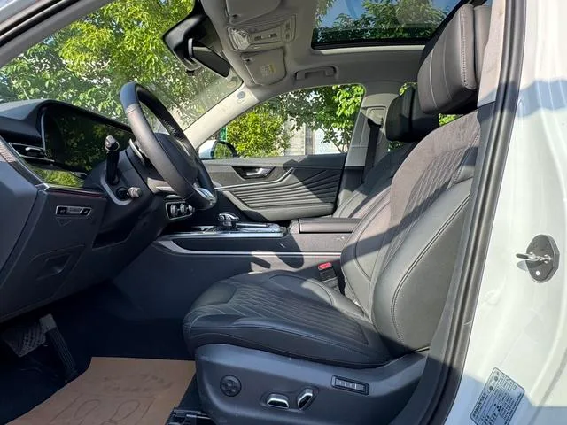 Hongqi HS5 2023 2.0T Flag Collar Pro version interior photo 13 Hongqi HS5 2023 2.0T Flag Collar Pro version interior photo 13