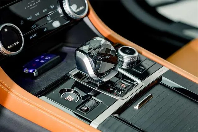 Jaguar XFL 2024 2.0T P300 Edición dorada deportiva insignia con tracción en las cuatro ruedas interior foto 17 Jaguar XFL 2024 2.0T P300 Edición dorada deportiva insignia con tracción en las cuatro ruedas interior foto 17
