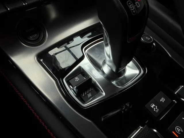 Jaguar F-TYPE 2024 P300 75 Edición convertible de la colección de aniversario interior foto 11 Jaguar F-TYPE 2024 P300 75 Edición convertible de la colección de aniversario interior foto 11