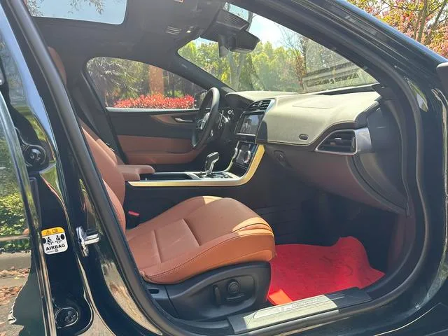 Jaguar XEL 2024 2.0T 250PS R-DYNAMIC S Versión deportiva emprendedora interior foto 7 Jaguar XEL 2024 2.0T 250PS R-DYNAMIC S Versión deportiva emprendedora interior foto 7