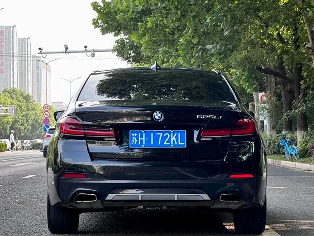 BMW 5 Series 2022 525Li M Conjunto deportivo exterior foto 5 BMW 5 Series 2022 525Li M Conjunto deportivo exterior foto 5