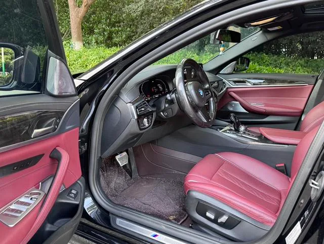 BMW 5 Series 2022 525Li M Conjunto deportivo exterior foto 8 BMW 5 Series 2022 525Li M Conjunto deportivo exterior foto 8