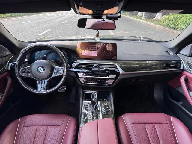 BMW 5 Series 2022 525Li M Conjunto deportivo interior foto 12 BMW 5 Series 2022 525Li M Conjunto deportivo interior foto 12