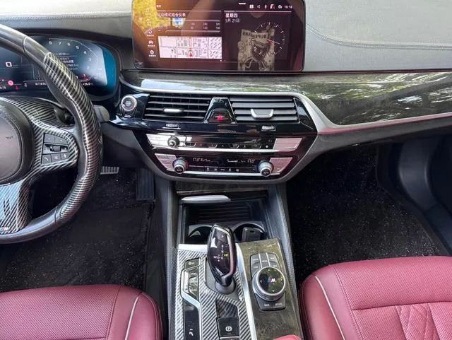 BMW 5 Series 2022 525Li M Conjunto deportivo interior foto 14 BMW 5 Series 2022 525Li M Conjunto deportivo interior foto 14