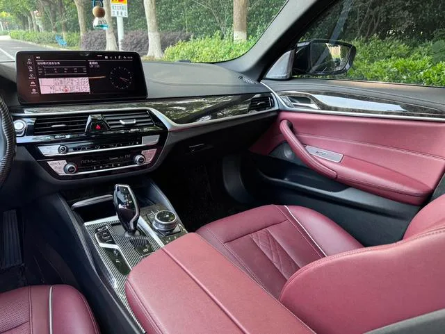BMW 5 Series 2022 525Li M Conjunto deportivo interior foto 15 BMW 5 Series 2022 525Li M Conjunto deportivo interior foto 15