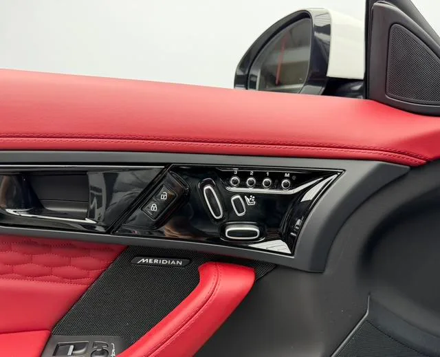 Jaguar F-TYPE 2024 P300 75 Anniversary Collection Convertible Edition interior photo 9 Jaguar F-TYPE 2024 P300 75 Anniversary Collection Convertible Edition interior photo 9
