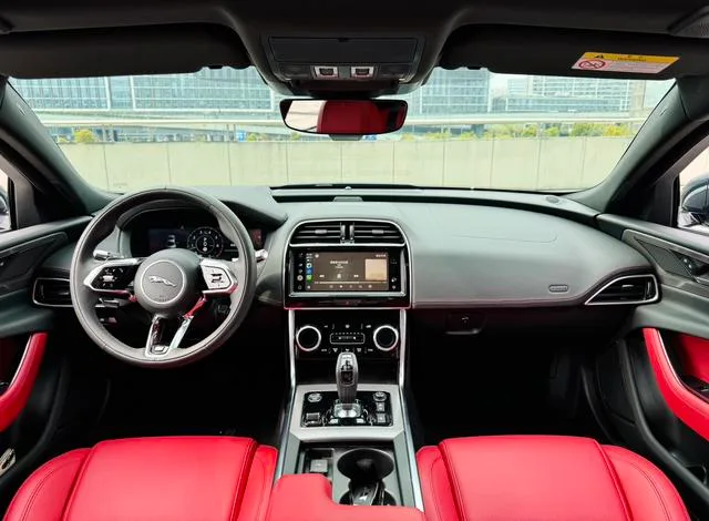 Jaguar XEL 2022 2.0T 250PS R-DYNAMIC S Enterprising Sports Edition interior photo 6 Jaguar XEL 2022 2.0T 250PS R-DYNAMIC S Enterprising Sports Edition interior photo 6