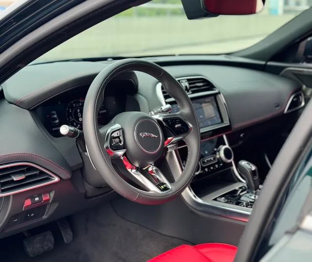 Jaguar XEL 2022 2.0T 250PS R-DYNAMIC S Enterprising Sports Edition interior photo 7 Jaguar XEL 2022 2.0T 250PS R-DYNAMIC S Enterprising Sports Edition interior photo 7