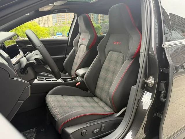 Volkswagen Golf GTI 2021 380TSI DSG GTI interior photo 10
