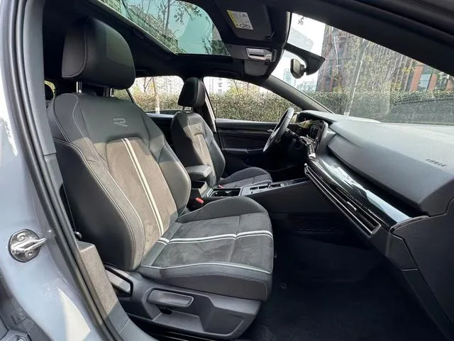 Volkswagen Golf 2023 280TSI DSG R-Line Lite interior photo 7 Volkswagen Golf 2023 280TSI DSG R-Line Lite interior photo 7