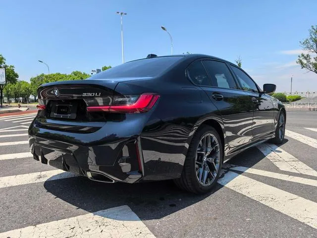 BMW 3 Series 2026 330Li M Спортивный ночной костюм интерьер фото 9