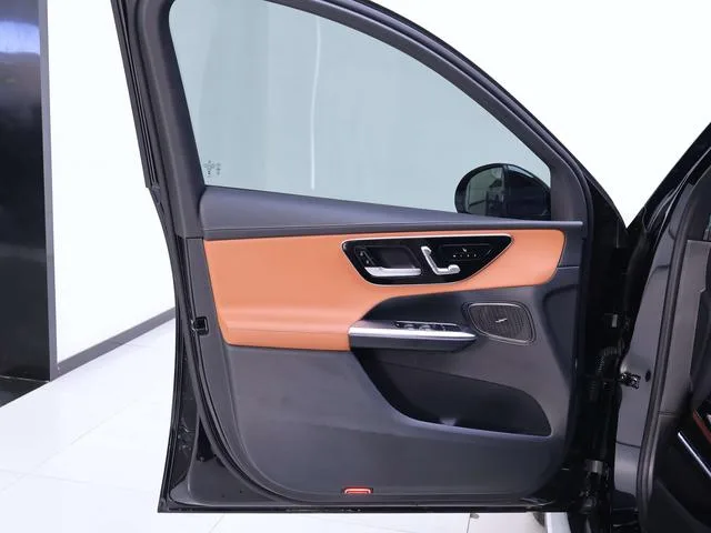 Mercedes-Benz GLC 2024 GLC 300 L 4MATIC Dynamic 5 seat interior photo 19 Mercedes-Benz GLC 2024 GLC 300 L 4MATIC Dynamic 5 seat interior photo 19