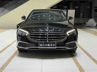Mercedes-Benz E-Class 2022 Reforma E 300 L Estilo de moda Coche exterior foto 2 Mercedes-Benz E-Class 2022 Reforma E 300 L Estilo de moda Coche exterior foto 2