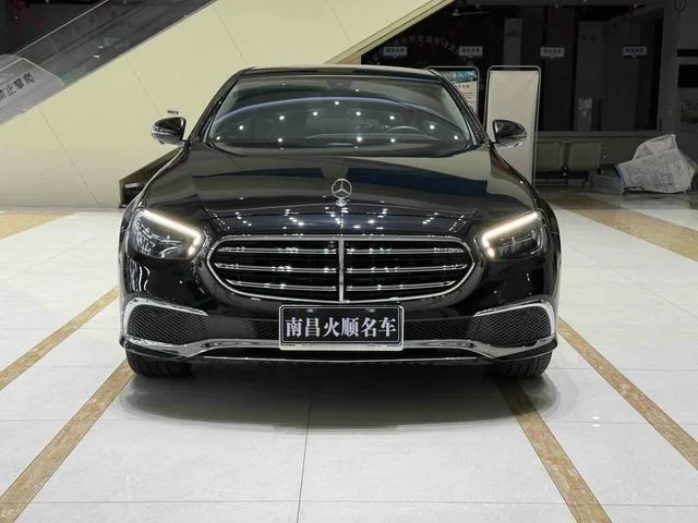 Mercedes-Benz E-Class 2022 Reforma E 300 L Estilo de moda Coche exterior foto 2 Mercedes-Benz E-Class 2022 Reforma E 300 L Estilo de moda Coche exterior foto 2