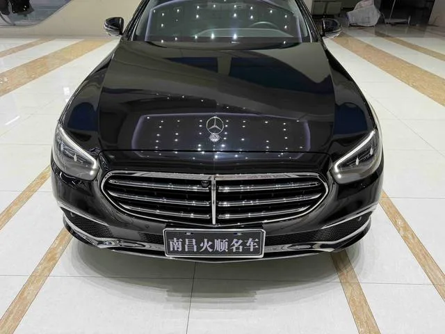 Mercedes-Benz E-Class 2022 Reforma E 300 L Estilo de moda Coche exterior foto 4 Mercedes-Benz E-Class 2022 Reforma E 300 L Estilo de moda Coche exterior foto 4
