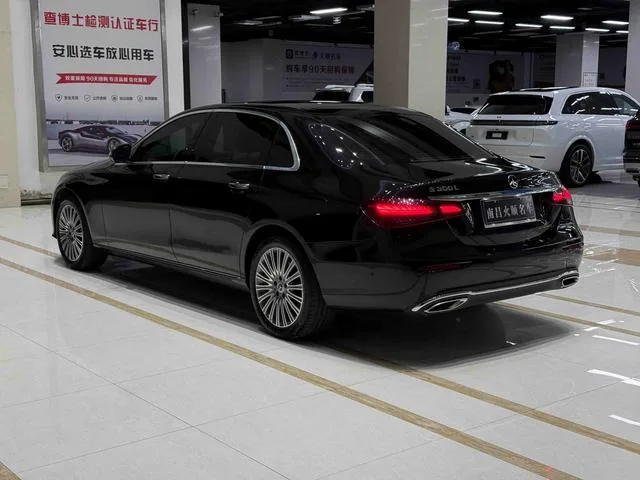 Mercedes-Benz E-Class 2022 Reforma E 300 L Estilo de moda Coche exterior foto 8 Mercedes-Benz E-Class 2022 Reforma E 300 L Estilo de moda Coche exterior foto 8