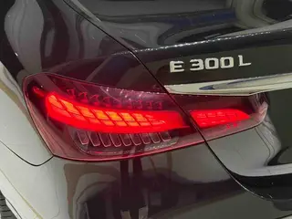 Mercedes-Benz E-Class 2022 Reforma E 300 L Estilo de moda Coche exterior foto 9 Mercedes-Benz E-Class 2022 Reforma E 300 L Estilo de moda Coche exterior foto 9