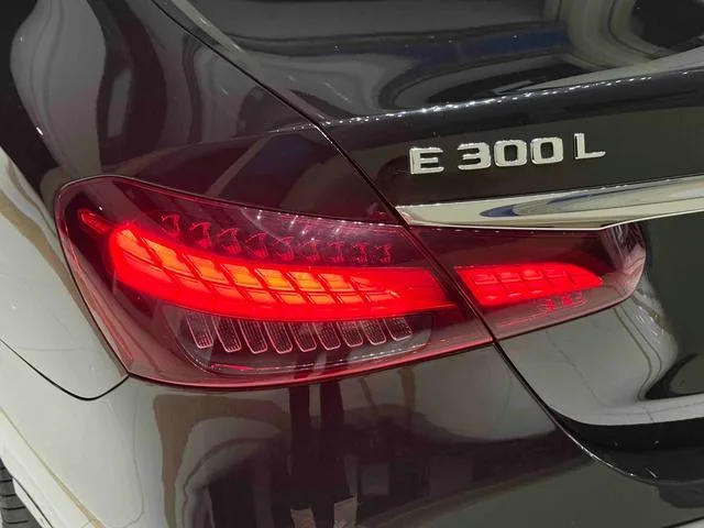 Mercedes-Benz E-Class 2022 Reforma E 300 L Estilo de moda Coche exterior foto 9 Mercedes-Benz E-Class 2022 Reforma E 300 L Estilo de moda Coche exterior foto 9