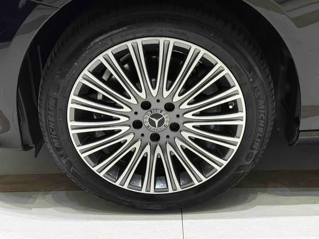 Mercedes-Benz E-Class 2022 Reforma E 300 L Estilo de moda Coche exterior foto 10 Mercedes-Benz E-Class 2022 Reforma E 300 L Estilo de moda Coche exterior foto 10
