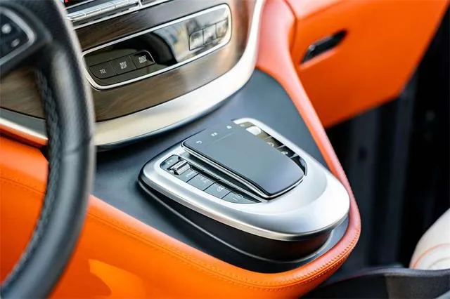 Mercedes-Benz V-Class 2022 V 260 Version pilote intérieur photo 11 Mercedes-Benz V-Class 2022 V 260 Version pilote intérieur photo 11