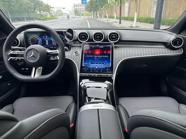 Mercedes-Benz C-Class 2023 Mise à jour C 200 L Version sportive intérieur photo 13 Mercedes-Benz C-Class 2023 Mise à jour C 200 L Version sportive intérieur photo 13