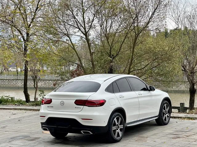 Mercedes-Benz GLC Coupe 2022 Reforma GLC 260 4MATIC Coupé SUV exterior foto 4 Mercedes-Benz GLC Coupe 2022 Reforma GLC 260 4MATIC Coupé SUV exterior foto 4